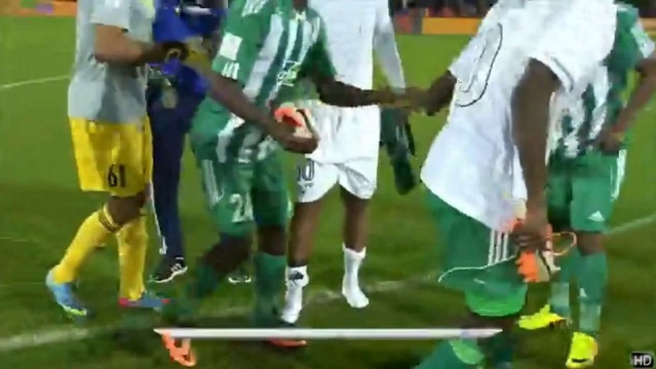 Funny Moment  : Raja Casablanca Players Steal Ronaldinho`s boots 2013