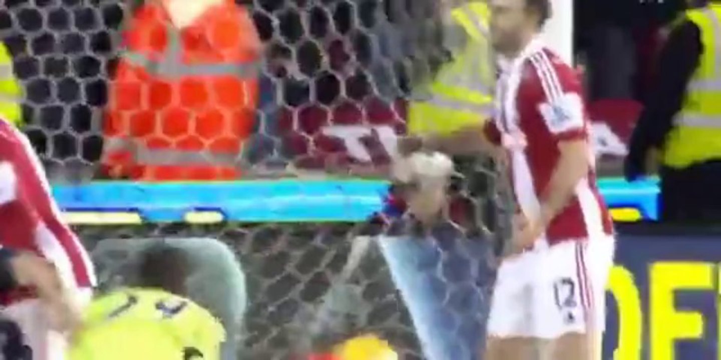 le joli but de Patrice Evra lors de Stoke City-Manchester United (1-2)