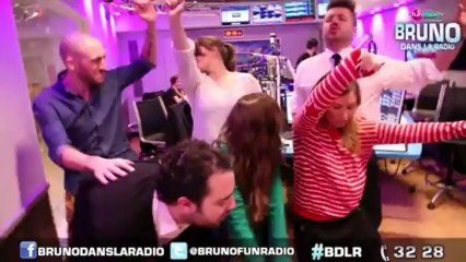 Baptiste a demandé à l'équipe de faire un twerk sur Wercking Ball de Miley Cirus #MoiBossDeFunRadio