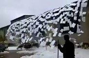 Belle avalanche d'un toit couvert de neige et de glace!