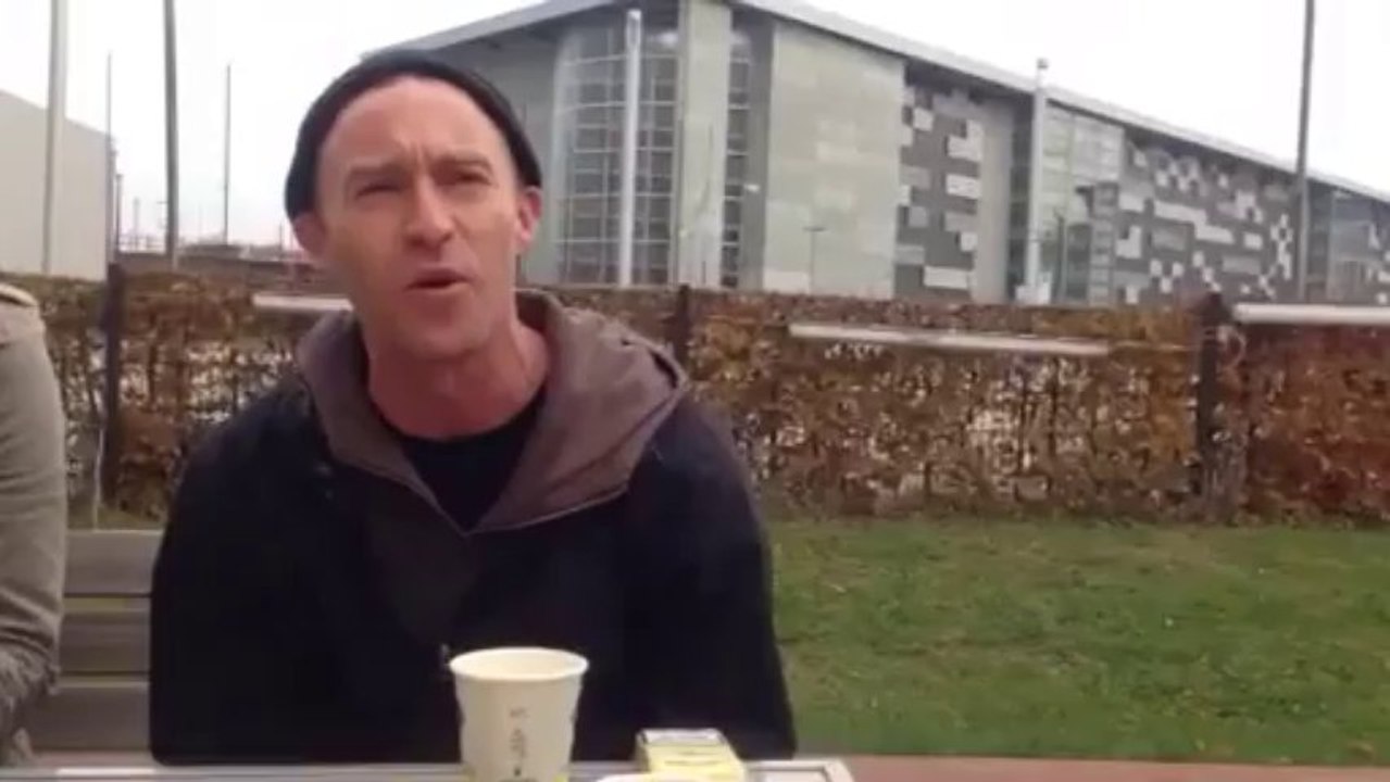 L'Atelier intérieur - Karaoké berlinois / Joe Hatchiban chante Copacabana