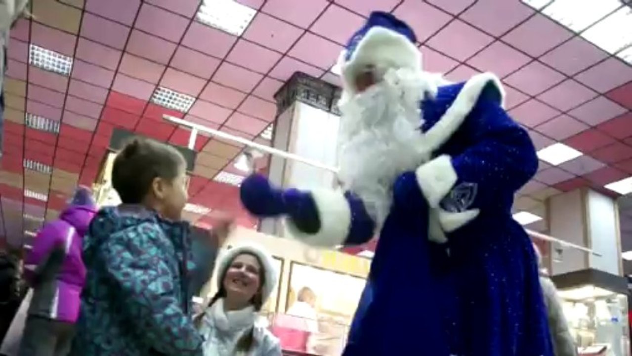 В ЦУМ уже приехали Дед Мороз и Снегурочка.