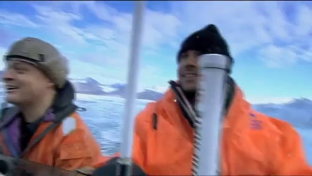 Gros blocs de glace d'un glacier tombent à la mer tout près d'un bateau!