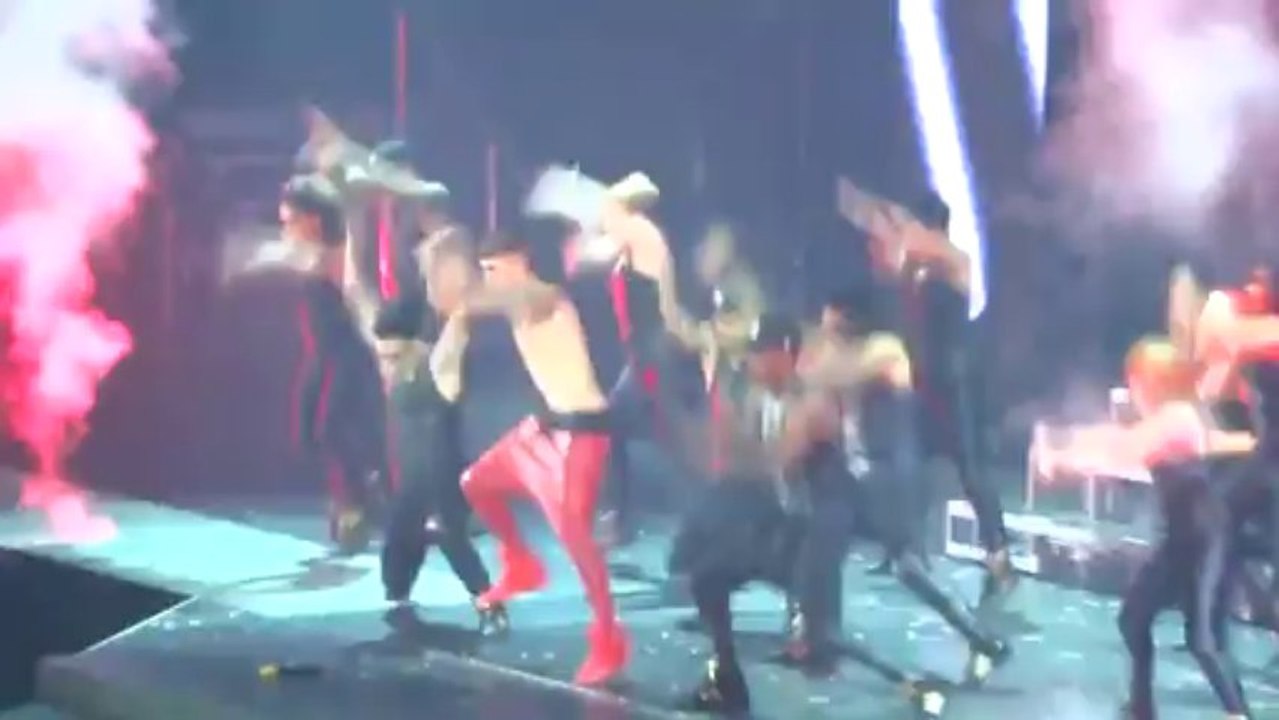! Justin Bieber Loses His Pants On-Stage  2013