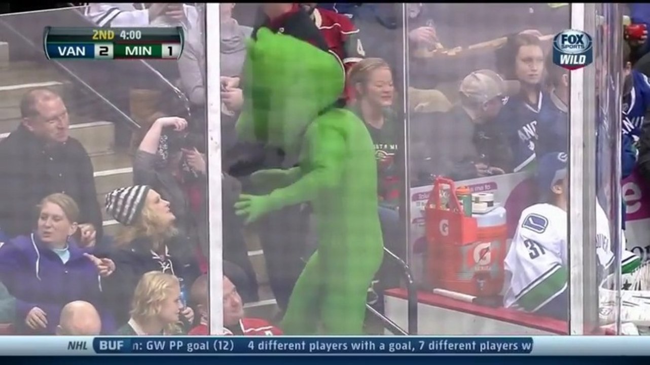 Une mascotte toute verte nargue l'équipe adverse... Fausse parodie Cetelem ?