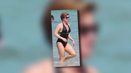 下载视频: Emma Forbes Shows Off Her Beach Body in Barbados