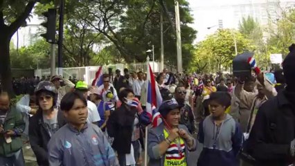 Bangkok (Thailande) 19:12:2013 Democrats demonstrators hoisted a Thai flag in front of the U.S. Embassy