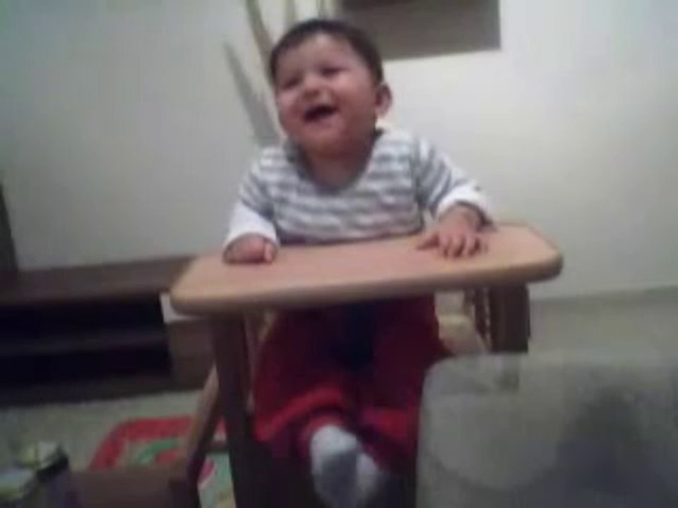 Gülmekten kahkaha atan bebek _)