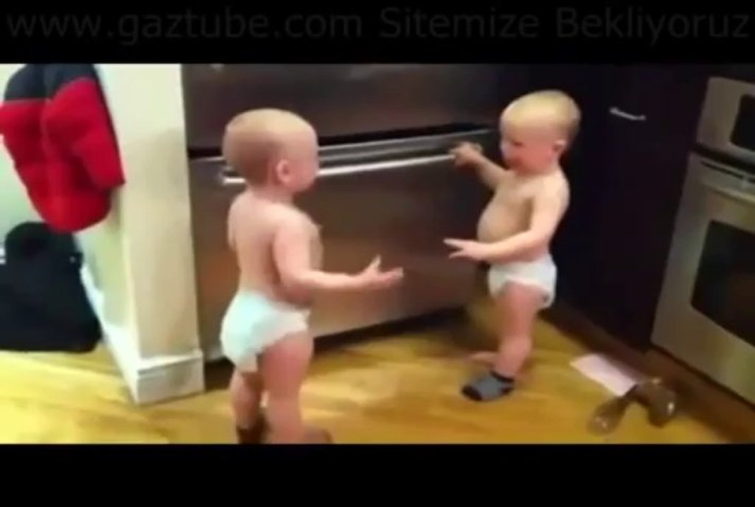 İkiz bebeklerin çorap kavgası Tık rekoru kırıyor