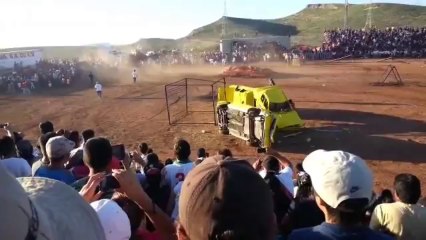Monster truck arrolla al público durante exhibición y mata a 13 personas