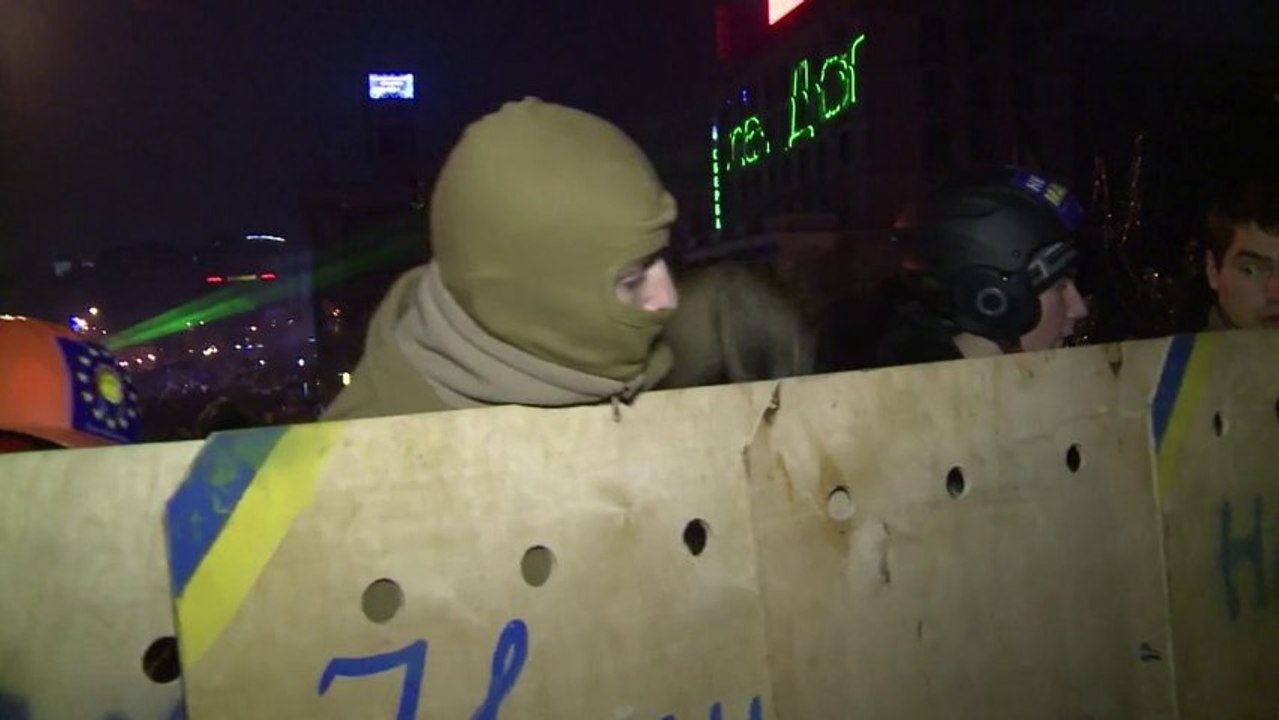 Protesters trained in self-defense to man Kiev barricades
