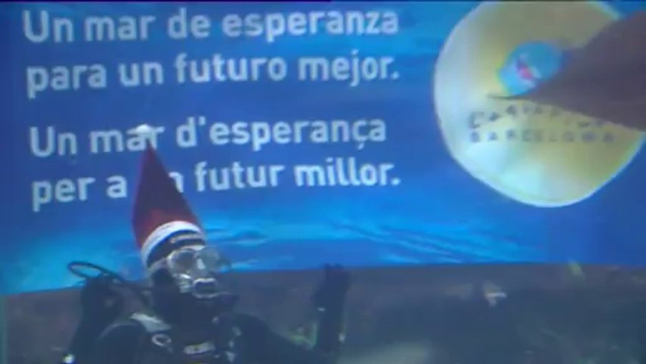 El azulgrana Pedro Rodríguez desea un feliz año buceando entre tiburones