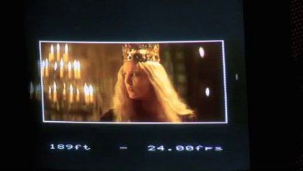 Charlize Theronun canlandırdığı Kötü Kraliçe karakterini anlatan videosu