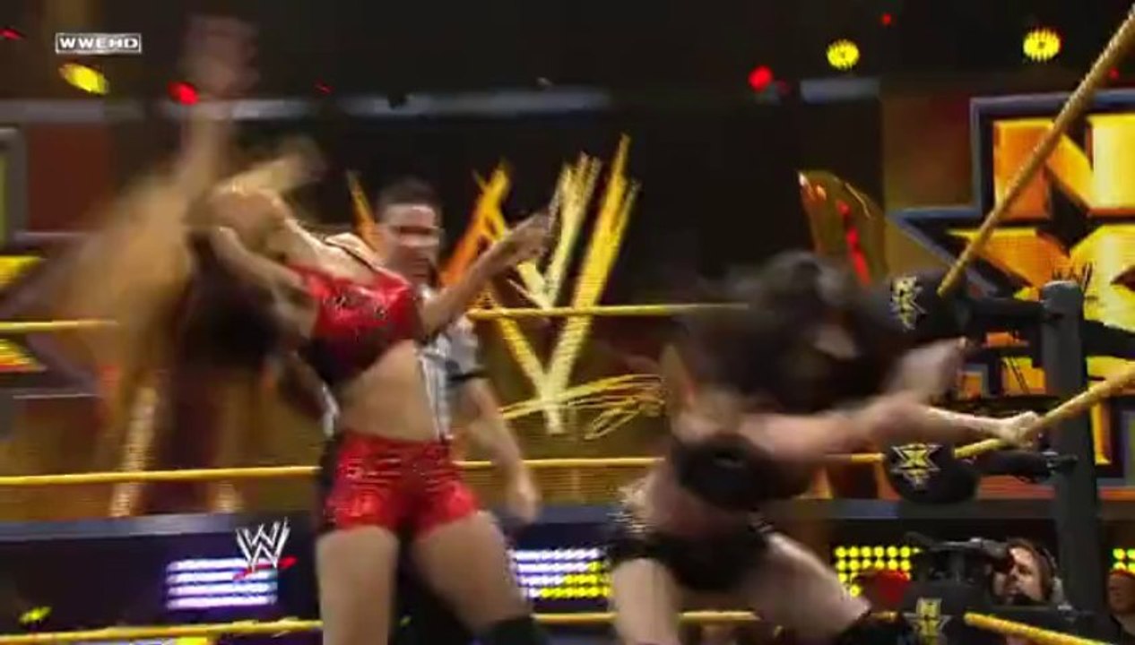 WWE NXT 19/12/13 - Sasha Banks vs Paige