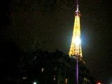 La tour Eiffel s'illumine 2