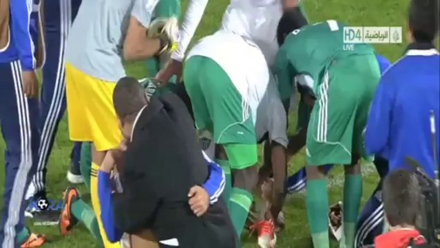 Ronaldinho se fait déshabiller par ses adversaires