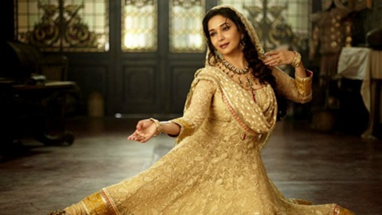 Madhuri Dixit Gives Dance Tips At Dedh Ishqiya Music Launch