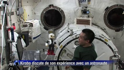 Un robot et un cosmonaute font la causette dans l'espace