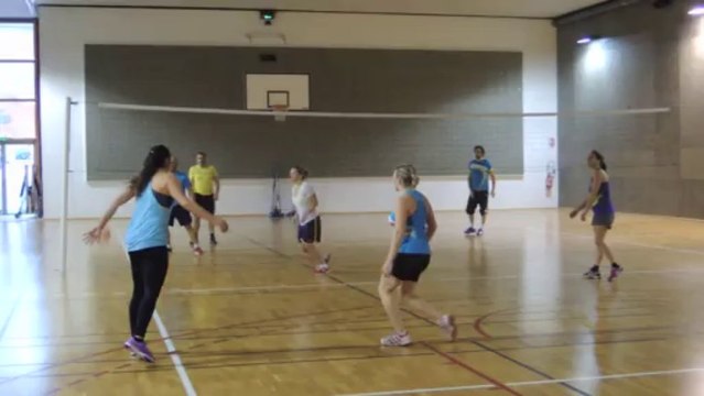 Les descendeuses françaises font une partie de volley