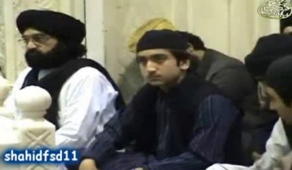 -محفل سماع درگاہ گولڑہ شریف-مصحف دوست کی تصویر لیے بیٹھے ہیں