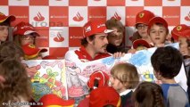 Fernando Alonso reparte ilusión entre los más pequeños