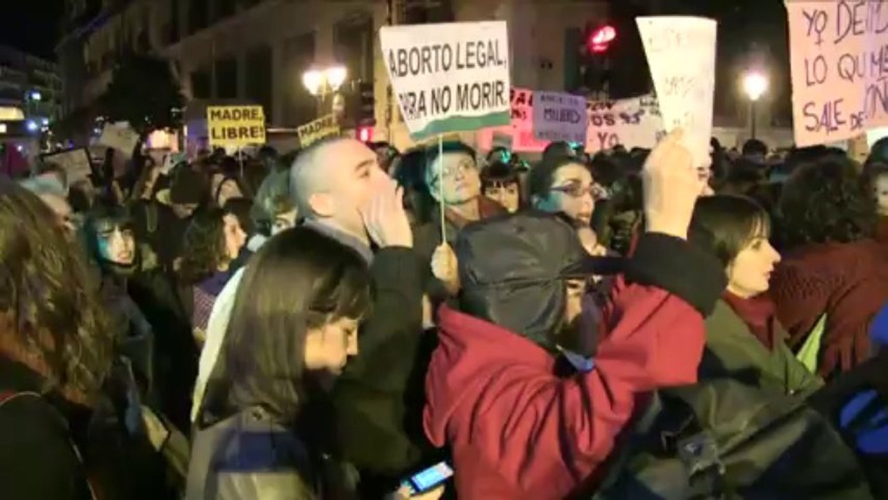 L'Espagne restreint l'avortement, colère des féministes