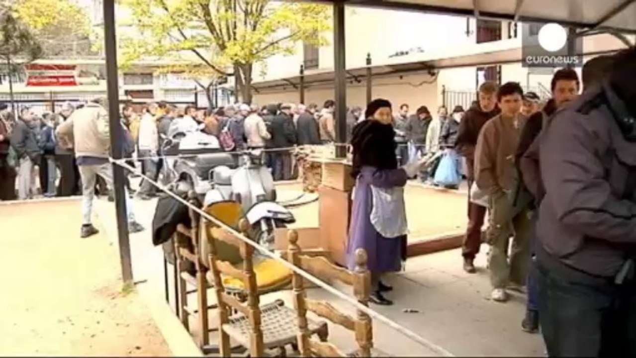 Largas colas de sin recursos para poder comer en pleno centro de Atenas
