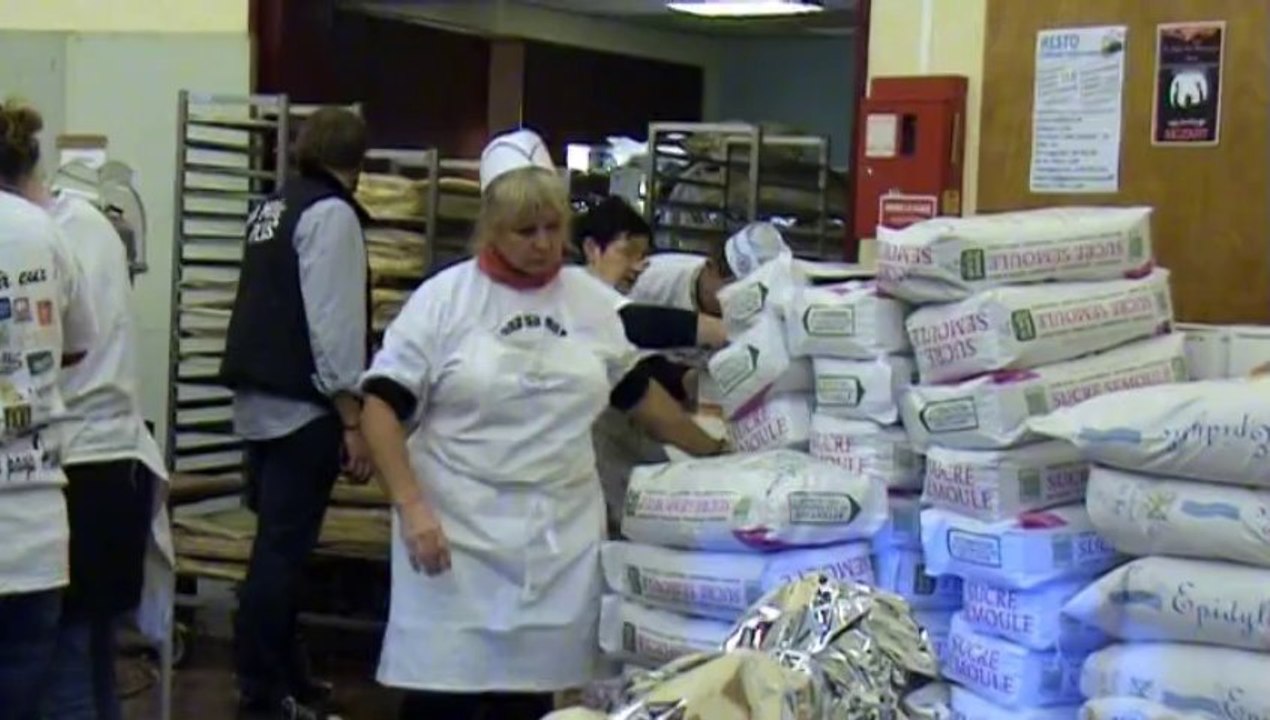 Confection de la plus grande bûche de Noël à Ham (80) Décembre 2013