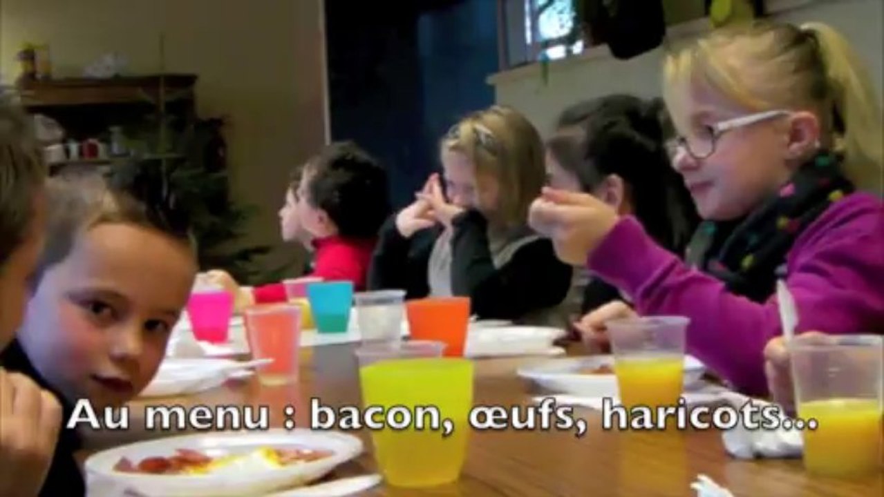 Les écoliers apprennent l'anglais en cuisinant