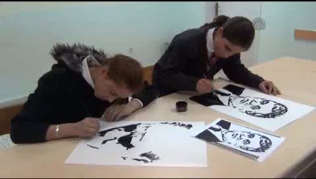 Ayakkabı boyasıyla portre yapıyorlar