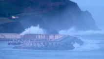 Asturias temporal: OLAS chocando contra el puerto de Luanco