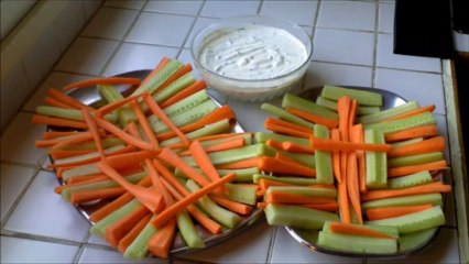 Palitos de pepino e cenoura com molho de cebolinha e queijo branco