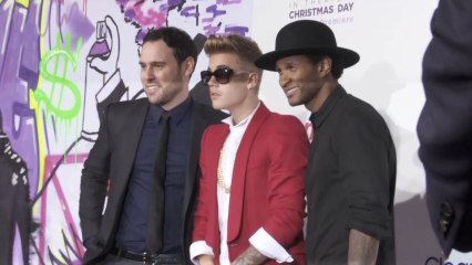 Justin Bieber Arrives, Poses And Paints At His Premiere