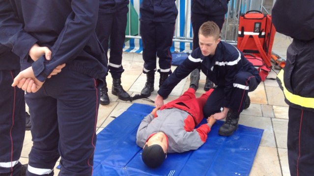 Les jeunes sapeurs-pompiers s'entraînent place Henri IV