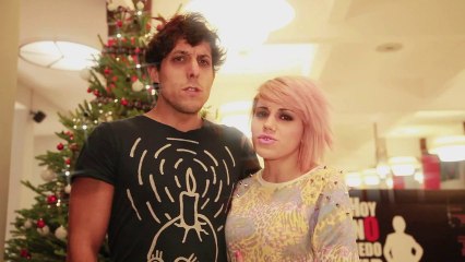 Angy y Héctor Fernández cantando "Noche de Paz" (Hoy No Me Puedo Levantar)