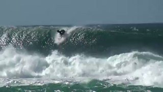 Hawaii pipeline surfing
