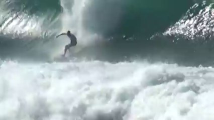 Banzai pipeline surfing