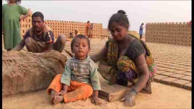 Mil ladrillos en Delhi: 15 horas de trabajo, 6.5 dólares por familia.