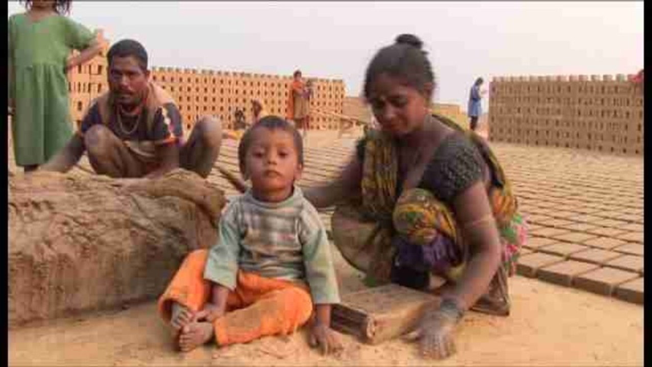 Mil ladrillos en Delhi: 15 horas de trabajo, 6.5 dólares por familia.