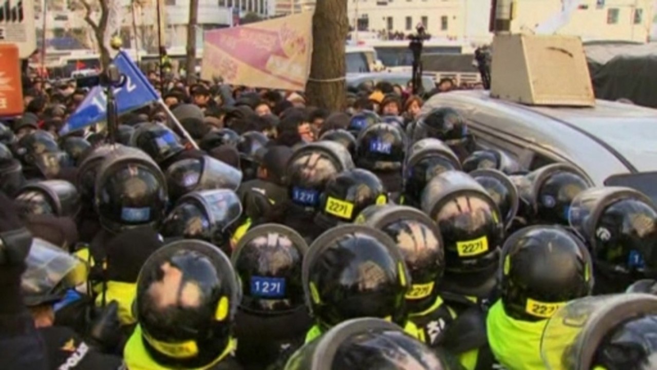 Railway workers, police scuffle in Seoul