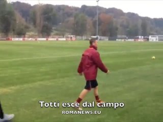 Download Video: Totti lascia il campo di allenamento AS Roma - Trigoria 14/12/13