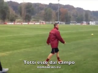 Totti lascia il campo di allenamento AS Roma - Trigoria 14/12/13