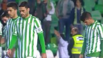 Jugadores del Betis llorando tras perder con el Almería
