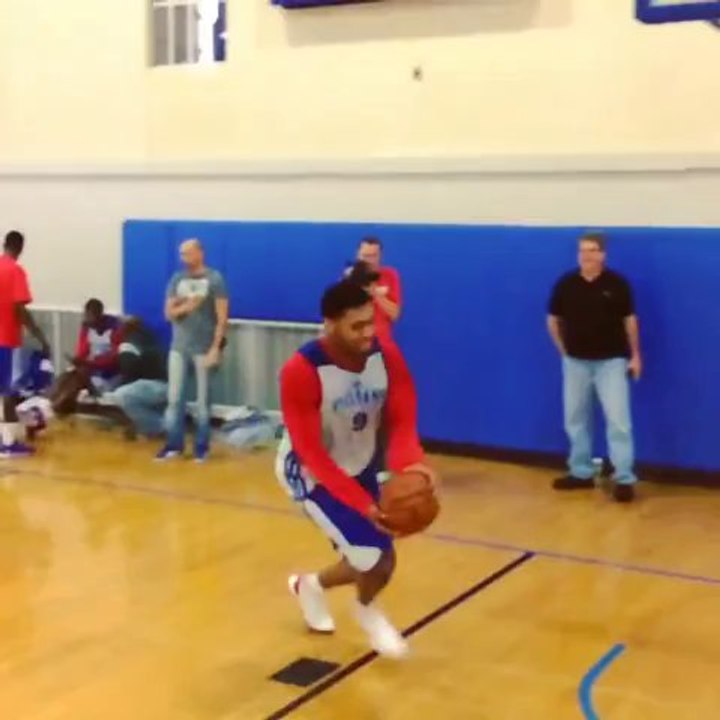 Tony Mitchell s’entraîne pour le concours de dunks