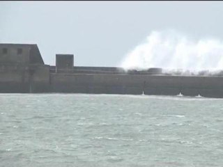 Descargar video: Tempête Dirk: des vents allant jusqu'à 110 km/h  en Bretagne - 22/12