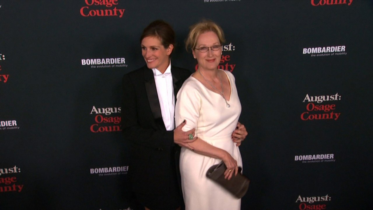 Julia Roberts Shows Her Sexy Legs in A Tuxedo At Premiere
