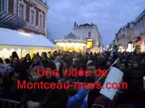 Le père Noël descend en rappel de la mairie de Montceau-les-Mines (Saône-et-Loire)