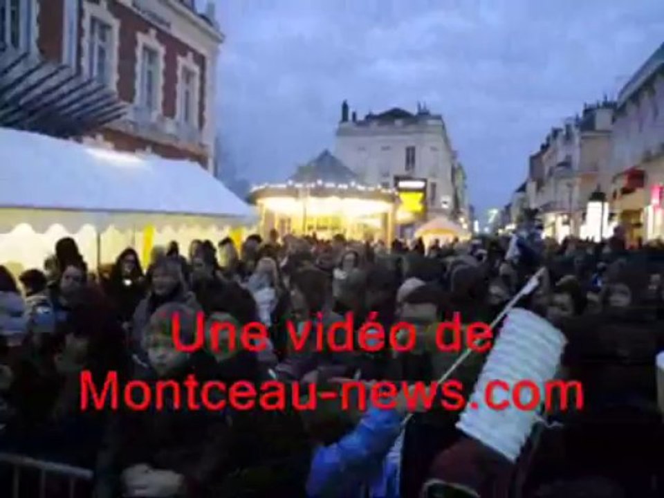 Le père Noël descend en rappel de la mairie de Montceau-les-Mines (Saône-et-Loire)