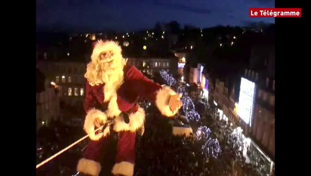 Morlaix. Descente en rappel du viaduc par le Père Noël
