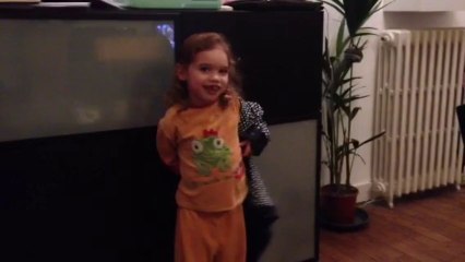 J'enfile mon manteau toute seule